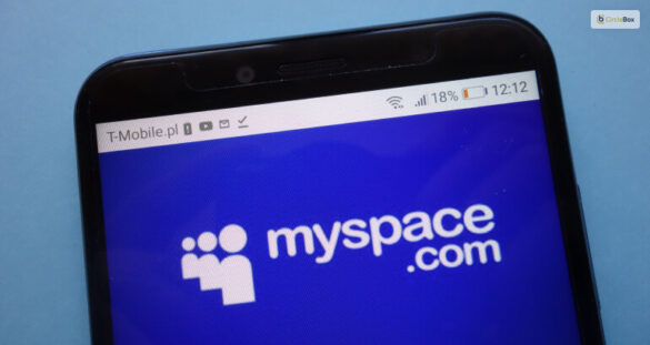 Exploring the Virtual World of SpaceHey: The New MySpace